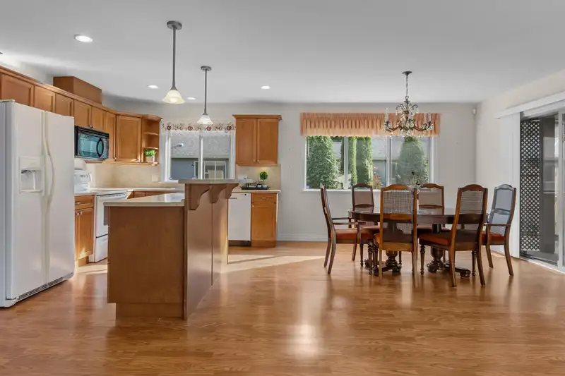 194 46000 THOMAS ROAD - photo 4 of 33