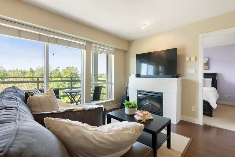 414 15735 CROYDON DRIVE - photo 3 of 30