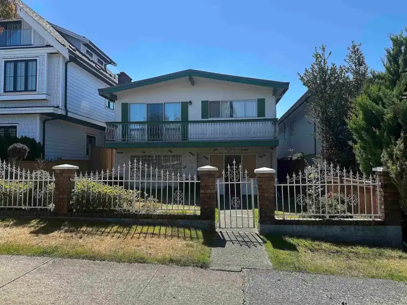 3126 E 20TH AVENUE - photo 1 of 34
