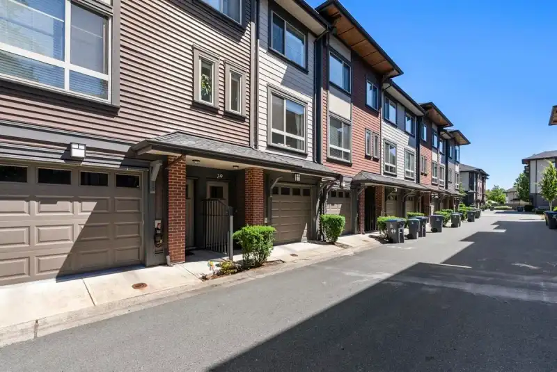39 16127 87 AVENUE - photo 1 of 33