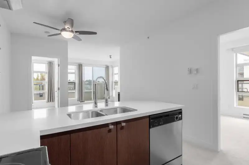 407 4550 FRASER STREET - photo 1 of 35