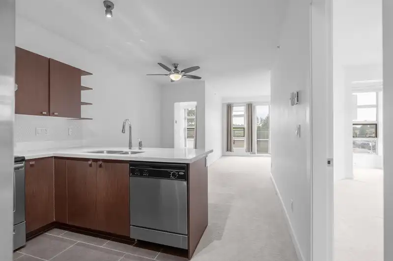 407 4550 FRASER STREET - photo 3 of 35