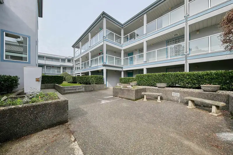 405 11519 BURNETT STREET - photo 2 of 32