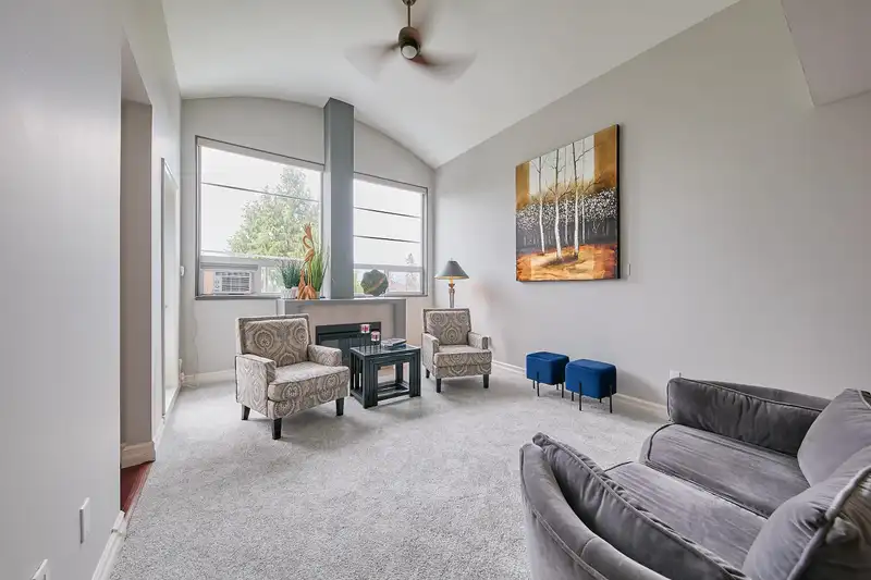405 11519 BURNETT STREET - photo 4 of 32
