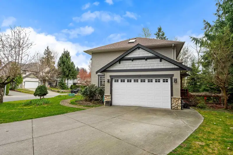 8525 DOERKSEN DRIVE - photo 3 of 40