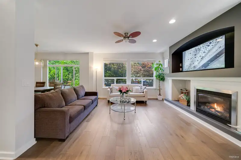 21143 82A AVENUE - photo 4 of 39