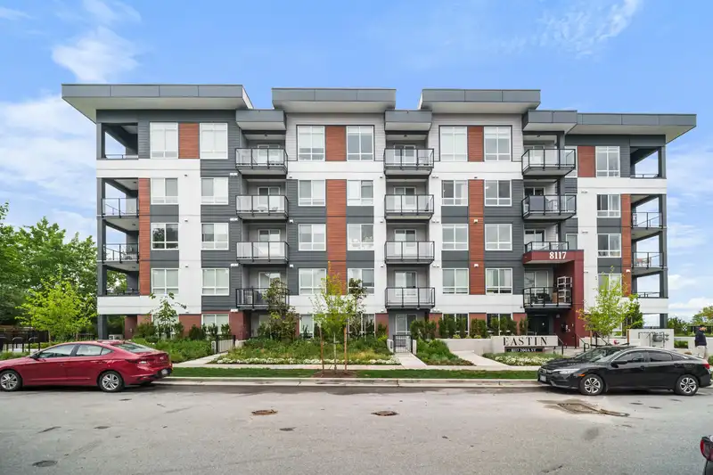 416 8117 200A STREET - photo 2 of 29