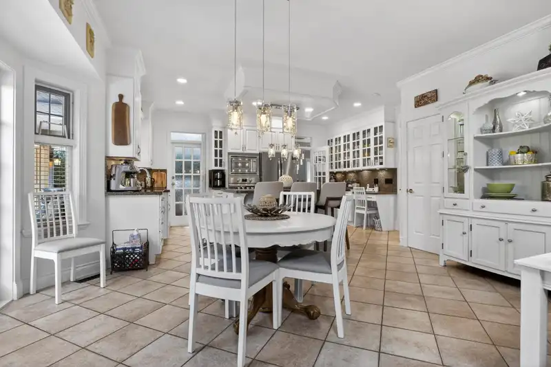 2932 139 STREET - photo 3 of 40