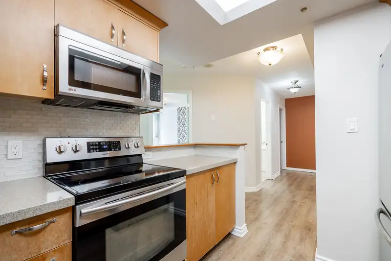 202 10899 UNIVERSITY DRIVE - photo 4 of 36