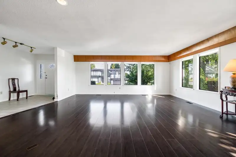 4325 MAHON AVENUE - photo 4 of 33