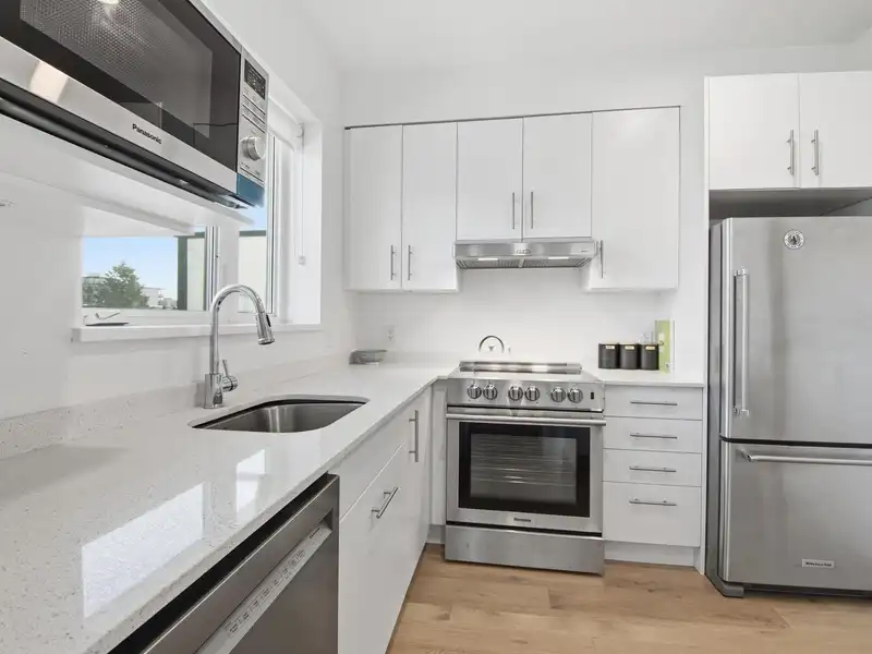 405 2137 CHESTERFIELD AVENUE - photo 1 of 40