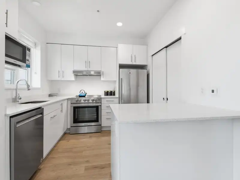 405 2137 CHESTERFIELD AVENUE - photo 2 of 40