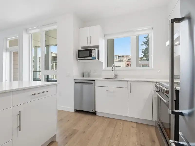 405 2137 CHESTERFIELD AVENUE - photo 3 of 40