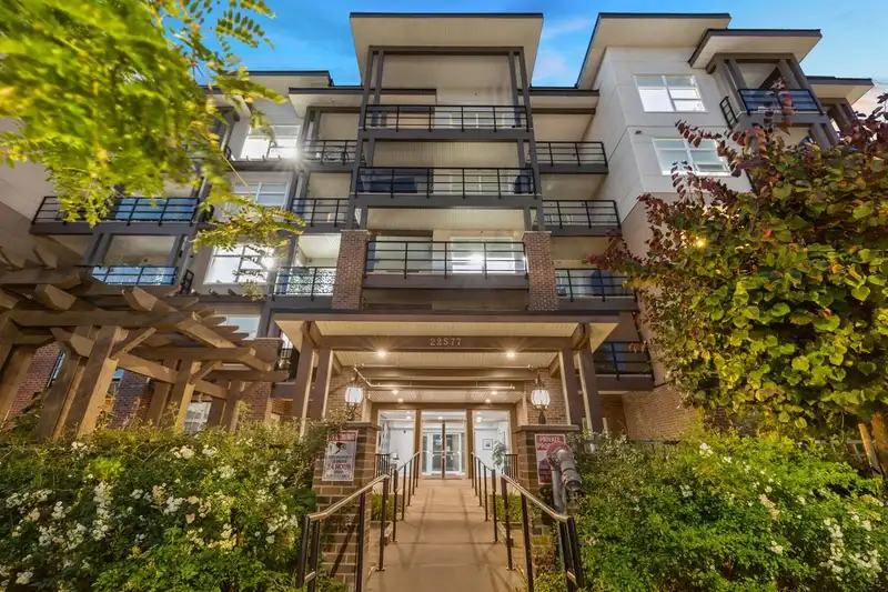 306 22577 ROYAL CRESCENT - photo 2 of 40