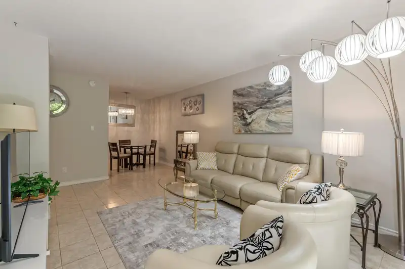 103 2040 CORNWALL AVENUE - photo 2 of 9