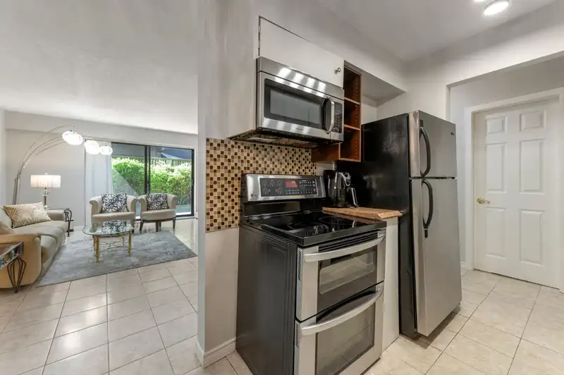 103 2040 CORNWALL AVENUE - photo 4 of 9