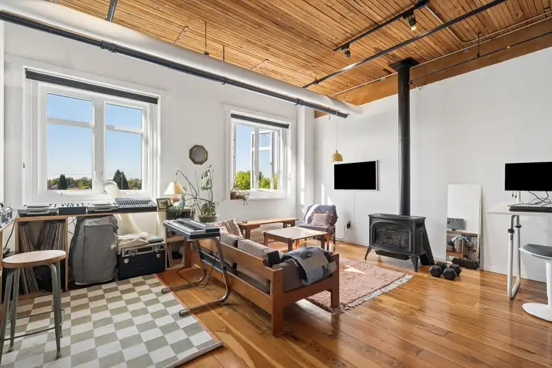 321 2556 E HASTINGS STREET - photo 2 of 26