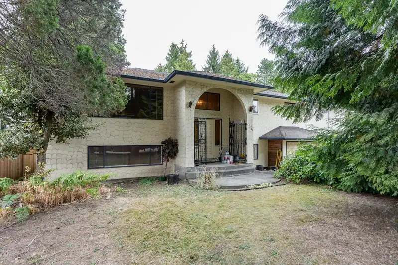 11843 95A AVENUE - photo 1 of 33