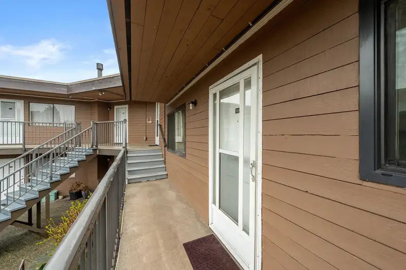 204 3136 KINGSWAY - photo 4 of 40