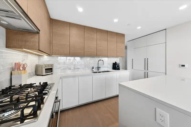 5104 2108 GILMORE AVENUE - photo 1 of 40