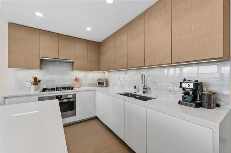 5104 2108 GILMORE AVENUE - photo 4 of 40