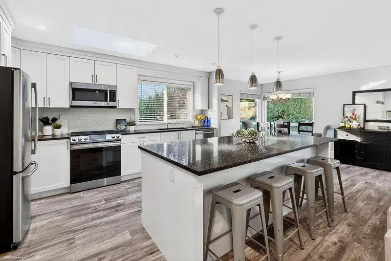 11702 64A AVENUE - photo 3 of 37