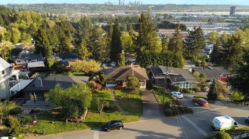 320 SEAFORTH CRESCENT - photo 1 of 40