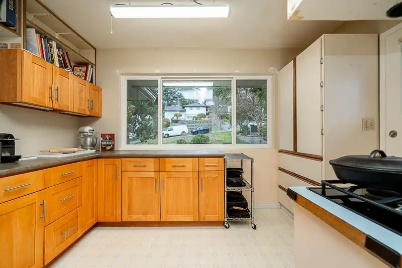 320 SEAFORTH CRESCENT - photo 4 of 40