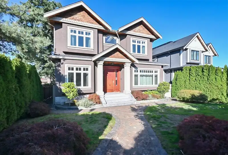 2817 OLIVER CRESCENT - photo 2 of 40