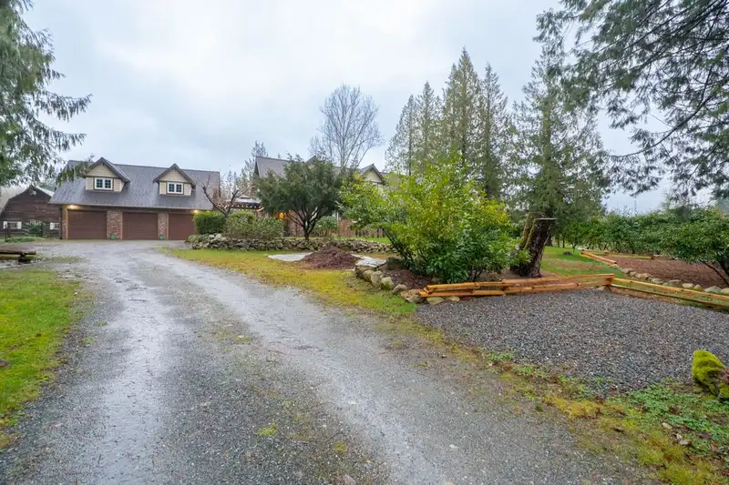 25243 68 AVENUE - photo 2 of 37