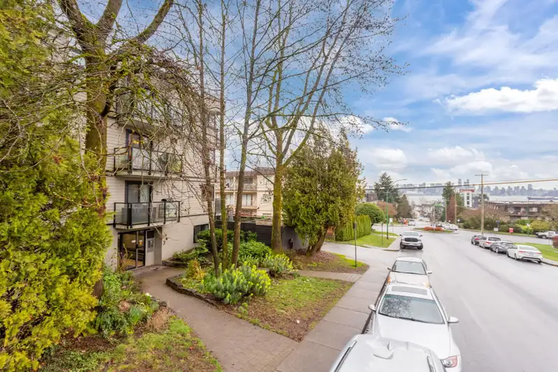 112 240 MAHON AVENUE - photo 1 of 40