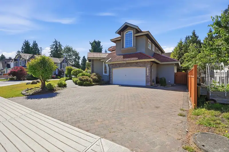 20560 46A AVENUE - photo 2 of 40