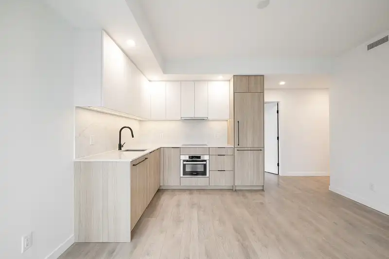 202 13685 102 AVENUE - photo 3 of 24
