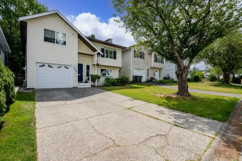 14976 98A AVENUE - photo 3 of 39