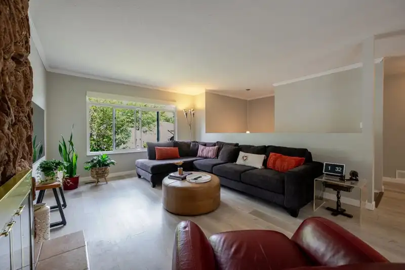 14976 98A AVENUE - photo 4 of 39