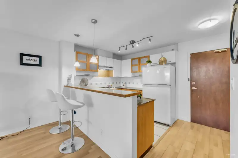 510 7831 WESTMINSTER HIGHWAY - photo 4 of 25