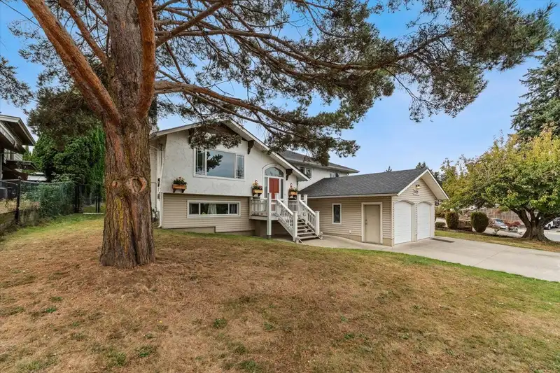 2629 SUNNYSIDE CRESCENT - photo 2 of 40