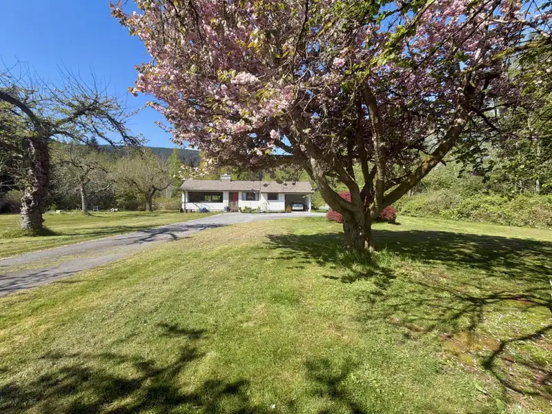 1346 RUSSELL ROAD - photo 1 of 36