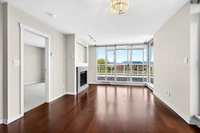 606 9373 HEMLOCK DRIVE - photo 4 of 38