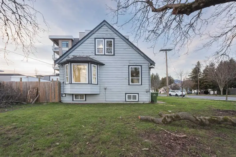45726 SPADINA AVENUE - photo 4 of 39