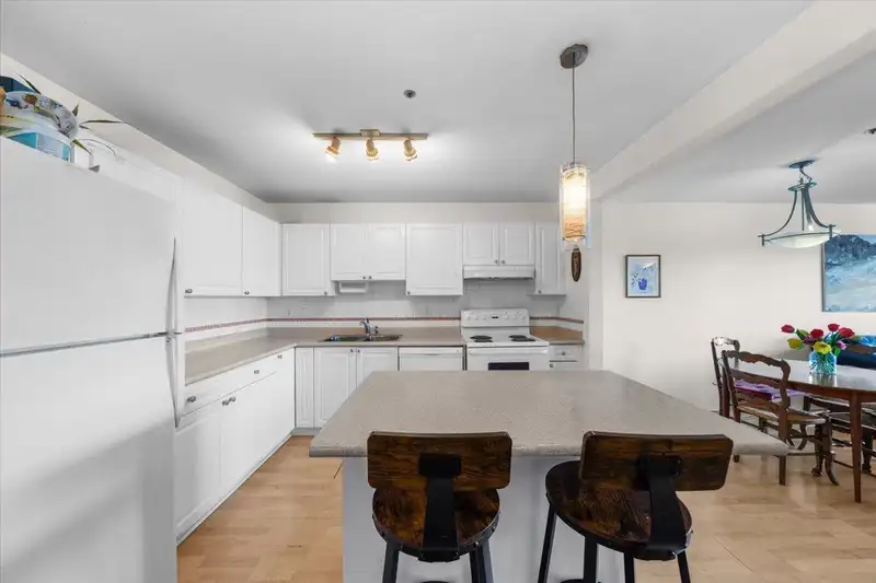 819 1310 CARIBOO STREET - photo 1 of 35