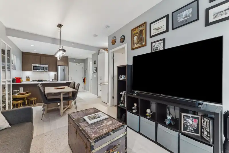 002 9060 UNIVERSITY CRESCENT - photo 2 of 22