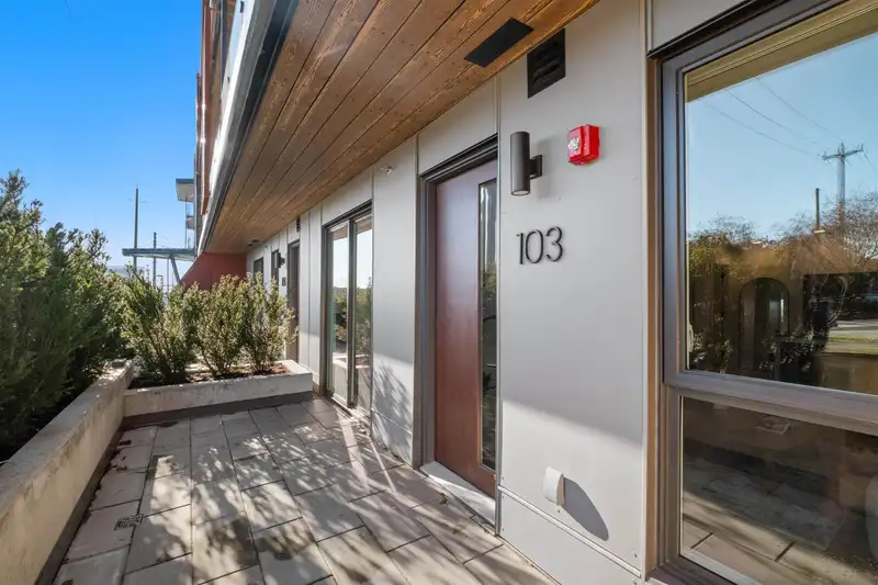 103 333 ST. DAVIDS AVENUE - photo 2 of 18