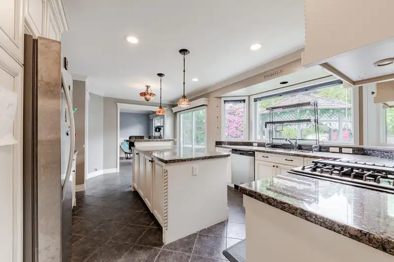 12931 18 AVENUE - photo 3 of 37