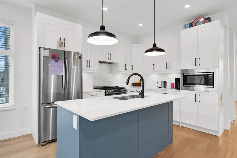 10 21688 52 AVENUE - photo 1 of 40