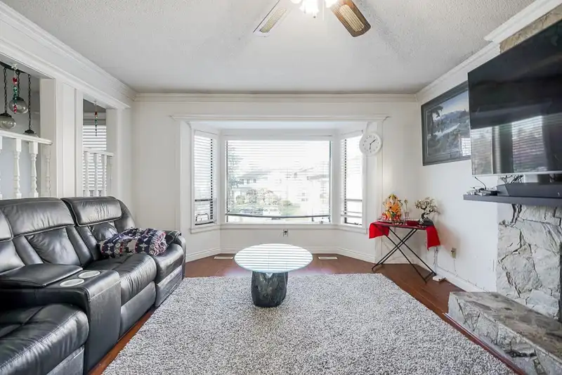 9041 122B STREET - photo 4 of 22