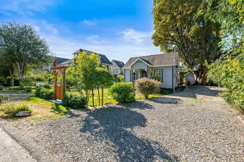 4806 48 AVENUE - photo 3 of 8