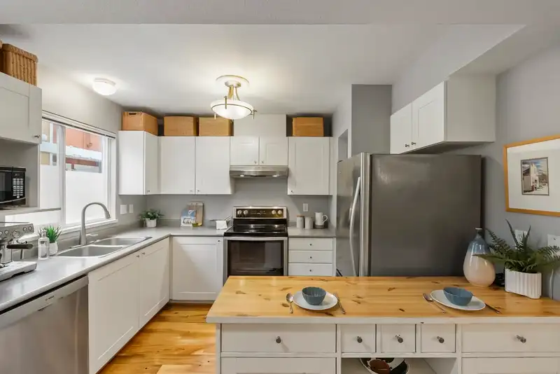 22 20543 96 AVENUE - photo 1 of 40
