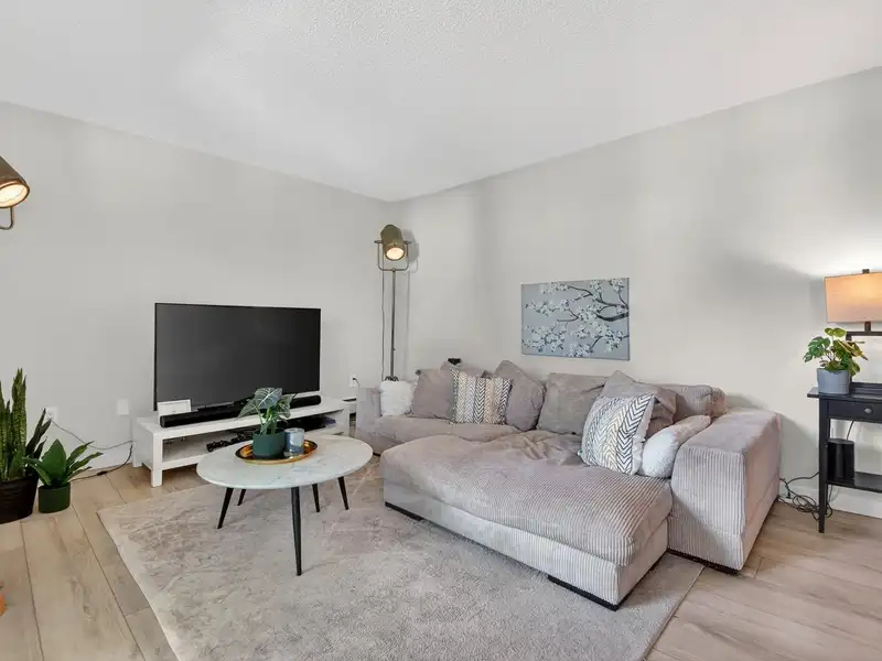 304 391 E 7TH AVENUE - photo 4 of 32