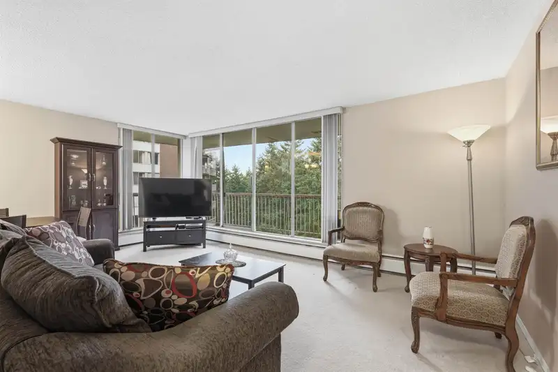808 2020 FULLERTON AVENUE - photo 4 of 40